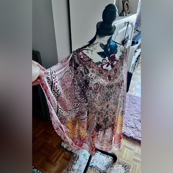 Pretty beach cover up - Picture 3 of 4